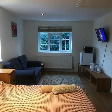 Large Private Room With En-Suite In The House For Professionals Staines-upon-Thames Εξωτερικό φωτογραφία