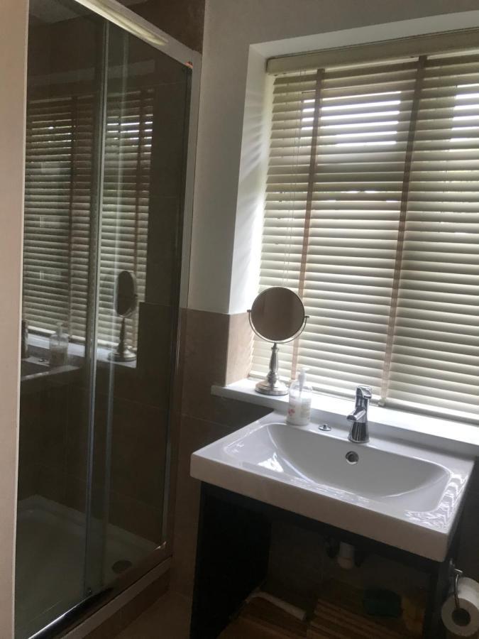 Large Private Room With En-Suite In The House For Professionals Staines-upon-Thames Εξωτερικό φωτογραφία