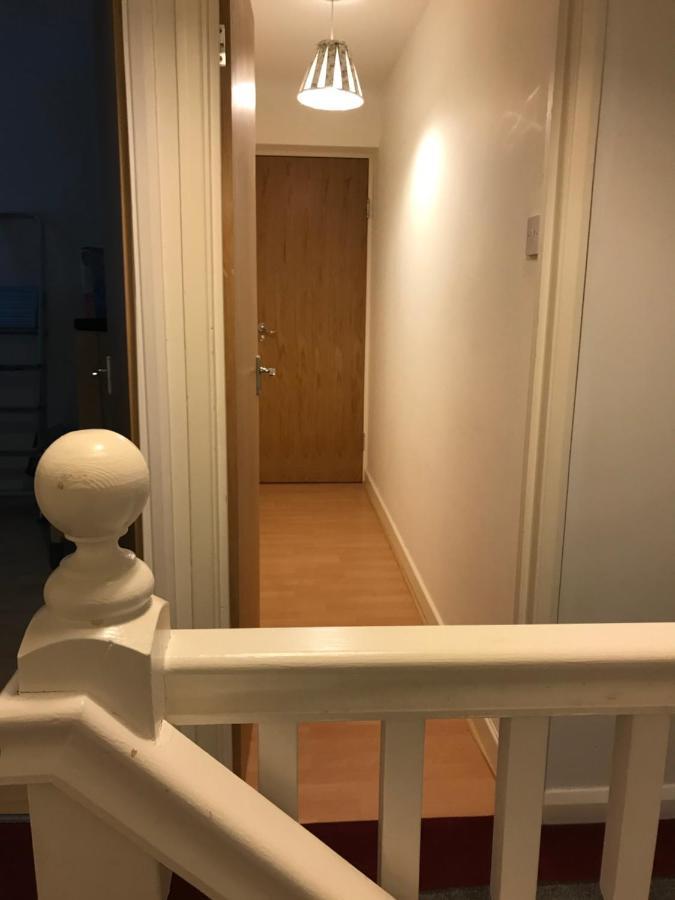 Large Private Room With En-Suite In The House For Professionals Staines-upon-Thames Εξωτερικό φωτογραφία