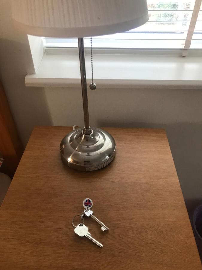 Large Private Room With En-Suite In The House For Professionals Staines-upon-Thames Εξωτερικό φωτογραφία
