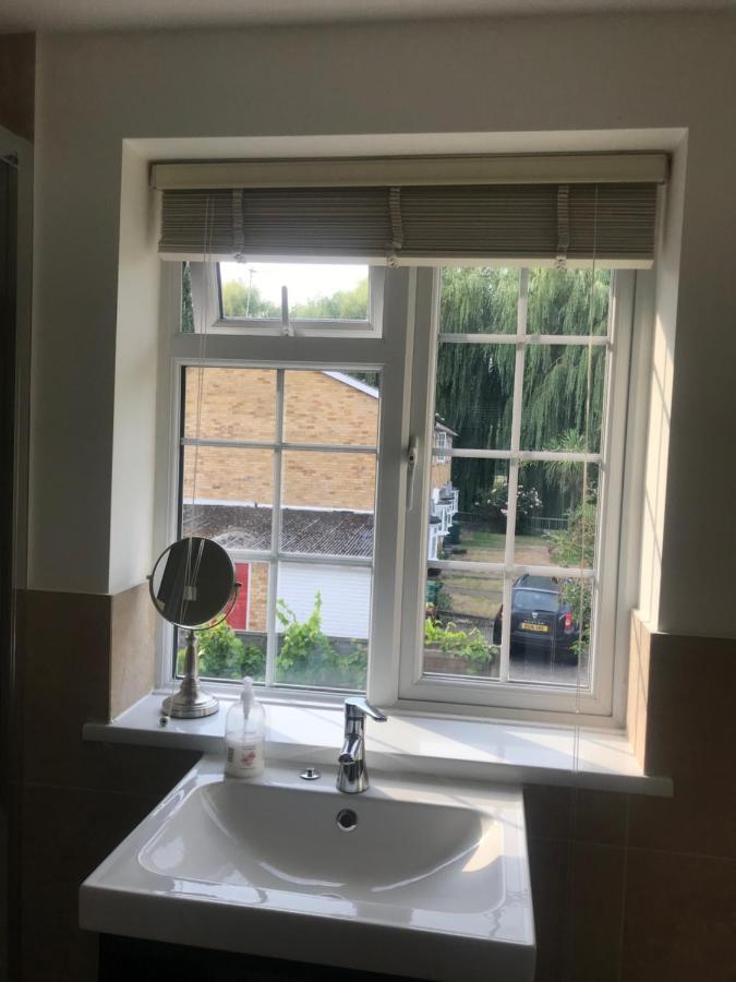 Large Private Room With En-Suite In The House For Professionals Staines-upon-Thames Εξωτερικό φωτογραφία
