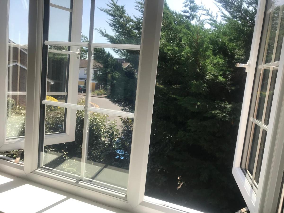 Large Private Room With En-Suite In The House For Professionals Staines-upon-Thames Εξωτερικό φωτογραφία