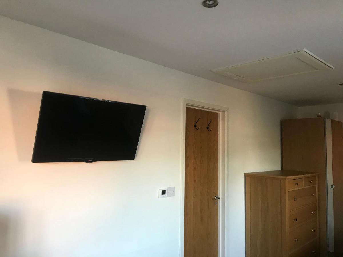 Large Private Room With En-Suite In The House For Professionals Staines-upon-Thames Εξωτερικό φωτογραφία