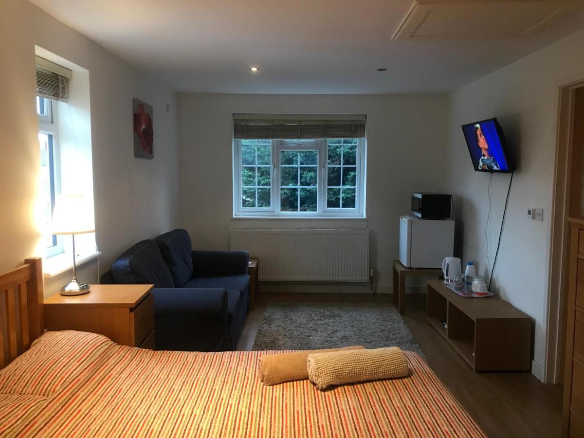 Large Private Room With En-Suite In The House For Professionals Staines-upon-Thames Εξωτερικό φωτογραφία