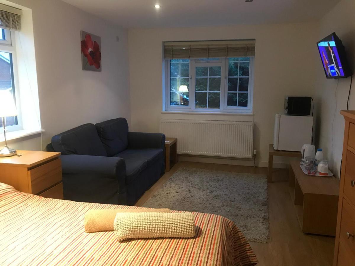 Large Private Room With En-Suite In The House For Professionals Staines-upon-Thames Εξωτερικό φωτογραφία