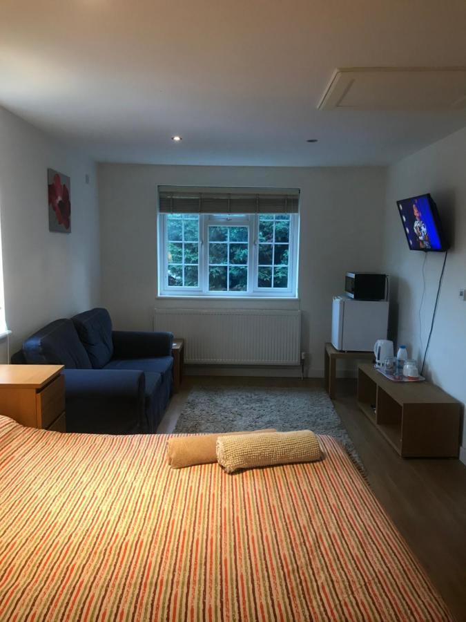 Large Private Room With En-Suite In The House For Professionals Staines-upon-Thames Εξωτερικό φωτογραφία