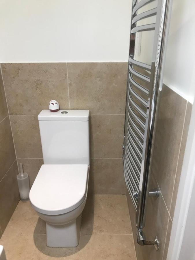 Large Private Room With En-Suite In The House For Professionals Staines-upon-Thames Εξωτερικό φωτογραφία