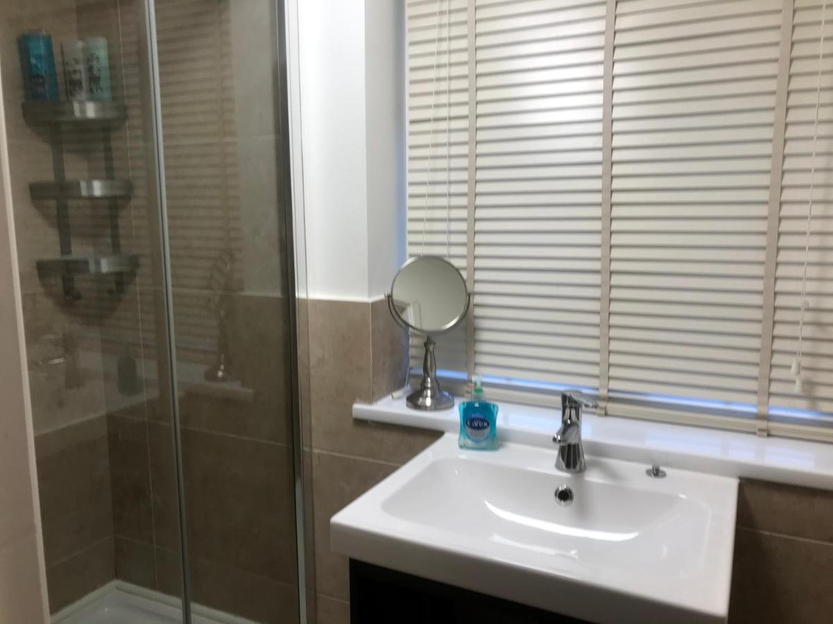 Large Private Room With En-Suite In The House For Professionals Staines-upon-Thames Εξωτερικό φωτογραφία