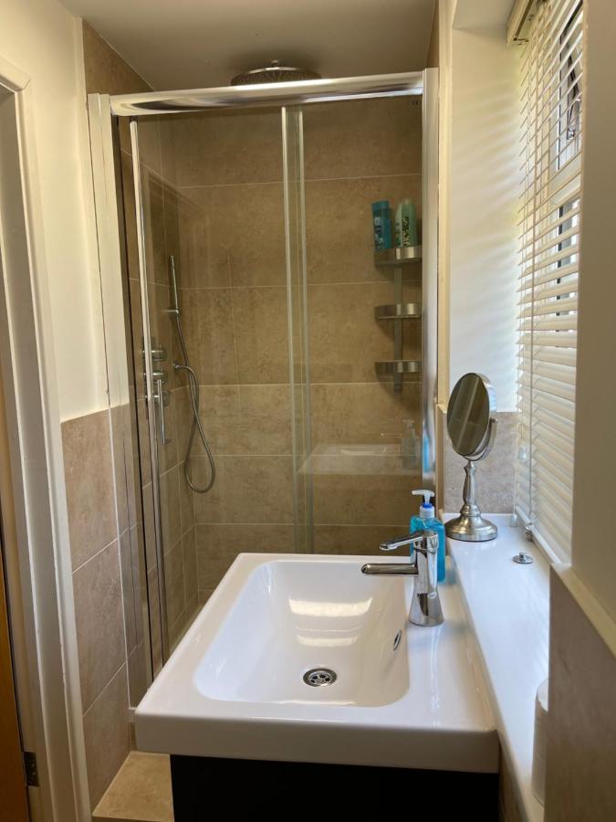 Large Private Room With En-Suite In The House For Professionals Staines-upon-Thames Εξωτερικό φωτογραφία