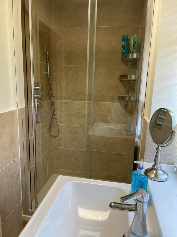 Large Private Room With En-Suite In The House For Professionals Staines-upon-Thames Εξωτερικό φωτογραφία